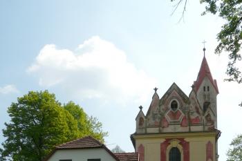 kostel s farou (© Alena Volná, 5/2010)
