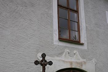 Okna západní části lodi od severu ( © Stanislav Šůna 07/2009)