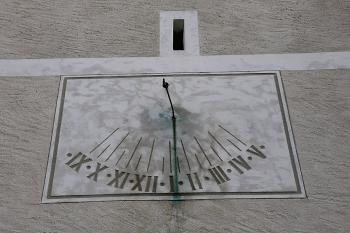 Sluneční hodiny na jižní stěně věže ( © Stanislav Šůna 07/2009)