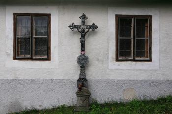 Východní stěna presbytáře ( © Stanislav Šůna 07/2009)