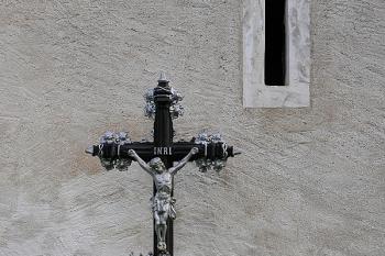 Kříž u jižní stěny věže ( © Stanislav Šůna 07/2009)