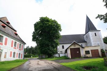 Kostel a fara z návsi ( © Stanislav Šůna 07/2009)