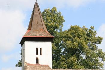 Nejstarší část kostela přes hřbitovní zeď ( © Ivan Grisa 07/2009)