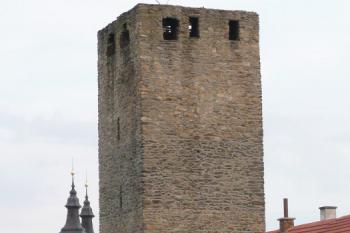 vysoká hranolová věž opevnění v severní části východního obvodu hradeb ( © Jan P. Štěpánek 09/2011)