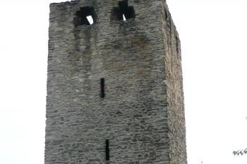 vysoká hranolová věž opevnění v severní části obvodu hradeb ( © Jan P. Štěpánek 09/2011)