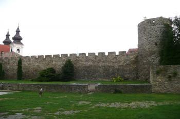 část hradeb ve východním obvodu hradeb s vysokou válcovou věží ( © Jan P. Štěpánek 09/2011)