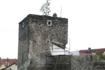 hranolová věž východního nároží hradeb ( © Jan P. Štěpánek 09/2011)
