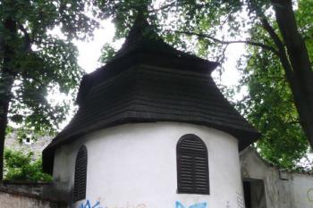 upravená starší bašta parkánu ve východním nároží hradeb ( © Jan P. Štěpánek 09/2011)