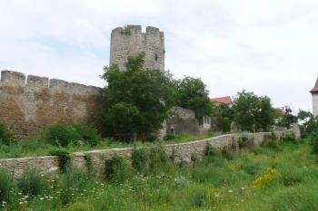 jihovýchodní úsek hradeb s Vlkovou věží v pozadí ( © Jan P. Štěpánek 09/2011)