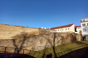 úsek hradební i parkánové hradby na východním okraji města (© Jan P. Štěpánek  04/2024)
