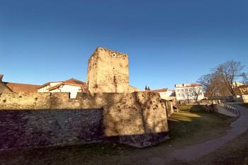 úsek hradby se Střelniční věží (© Jan P. Štěpánek  04/2024)