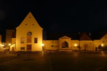 pohled z Dolního náměstí (Masarykovo) na průčelí kostela sv. Jana Křttele a objekty kláštera kapucínů ( © Jan P. Štěpánek 07/2009)