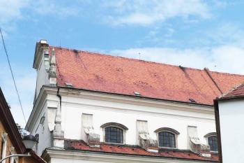 prúhled boční uličkou na jižní fasádu kostela ( © Jan P. Štěpánek 07/2009)