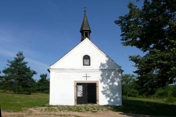 celkový pohled na vstupní průčelí kaple (© Jan P. Štěpánek 07/2009)