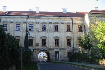 trakt ,spojující zámek s kostelem (© D Dohňanský, 09/2015)