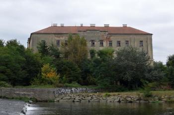 bývalý klášterní hrad z protějšího pravého břehu Dyje ( © Jan P. Štěpánek 10/2016)