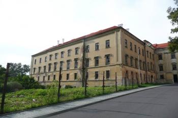 pohled na objekt bývalého klášterního hradu od jihovýchodu ( © Jan P. Štěpánek 07/2009)