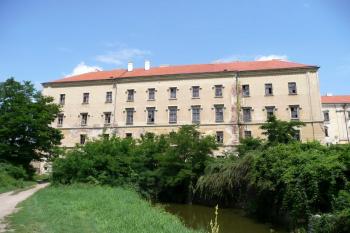 celkový pohled na bývalý klášterní hrad od jihu ( © Jan P. Štěpánek 07/2009)