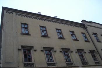 Průčelí pocházející z 19 stol. kde je vidět ucta místních k památkám (© Jaromír Schoffer, 03/2010)