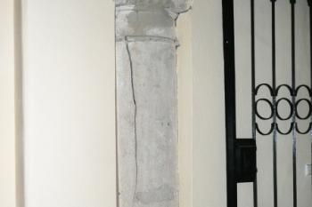 zachovalý starší renesanční prvek v průjezdu paláce ( © Jan P. Štěpánek 07/2009)