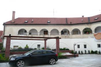 patrové zadní křídlo s arkádami ( © Jan P. Štěpánek 07/2009)