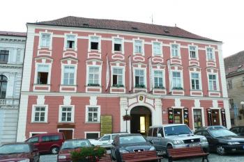 průčelí paláce z náměstí ( © Jan P. Štěpánek 07/2009)