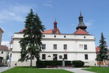 průčelí jezuitské koleje obrácené do Divišova náměstí ( © Jan P. Štěpánek 07/2009)