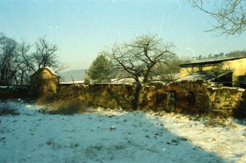 Severozápadní roh bývalého hřbitova ( © Ivan Grisa 02/2000)