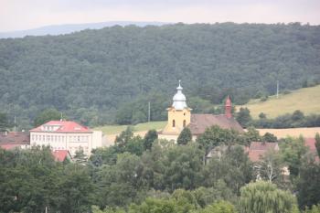 Kostel od silnice Rtyně - Vrahožily ( © Ivan Grisa 07/2009)