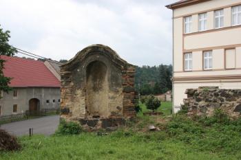Jihozápadní kaple v ohradní zdi bývalého hřbitova ( © Ivan Grisa 07/2009)