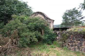 Severozápadní kaple v ohradní zdi bývalého hřbitova ( © Ivan Grisa 07/2009)