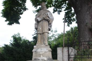 Socha sv. Jana Nepomuckého před západním portálem ( © Ivan Grisa 07/2009)
