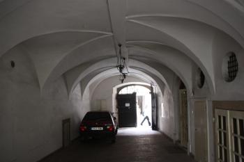 Průhled průjezdem do ulice ( © Ivan Grisa 07/2009)