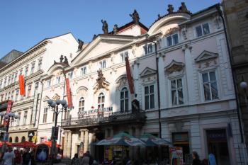 Hlavní (severní) průčelí do ulice Na příkopech ( © Ivan Grisa 07/2009)