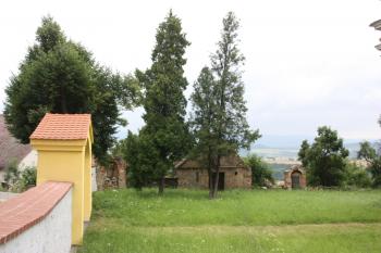 Západní část bývalého hřbitova se zbytky jeho zařízení ( © Ivan Grisa 07/2009)