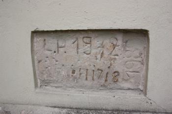 Deska v opěráku presbytáře s daty přestaveb a oprav (1718, 1972, 198?) ( © Ivan Grisa 07/2009)