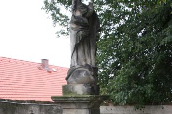 Socha Panny Marie v severovýchodním koutě hřbitova ( © Ivan Grisa 07/2009)