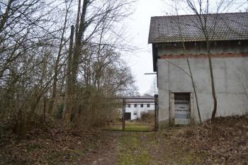 Současný vchod je nad zříceninami zámku ( © Jiří Čížek 03/2019)