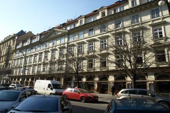 klasicistní průčelí do Národní třídy ( © Milan Caha 07/2009)