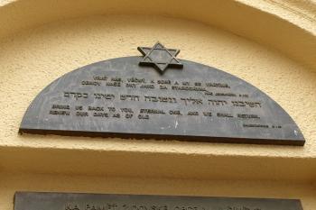 bývalá synagoga v Uhříněvsi - pamětní deska ( © Milan Caha 07/2009)