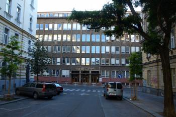 místo, kde stávala vinohradská synagoga ( © Milan Caha 07/2009)