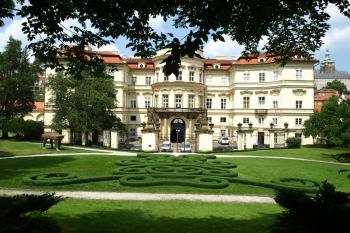 zahradní průčelí paláce ( © Milan Caha 07/2009)