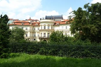 zahradní průčelí paláce ( © Milan Caha 07/2009)