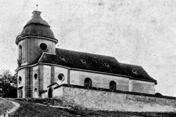 kostel od jihozápadu na počátku 20. století (©  Antonín Podlaha: Soupis památek historických a uměleckých v Království Českém, sv. 37 Politický okres kralovický, Archaelogická komise při České akademii císaře Františka Josefa pro vědy, slovesnost a umění, Praha 1912)