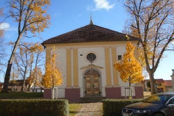 západní průčelí se vstupem, jediné zdobené pilastry (ostatní fasády hladké) (© Jaroslav Špiroch  10/2021)