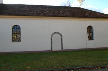 zazděný gotický portál na severní straně kostela (© Jaroslav Špiroch  10/2021)