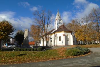 presbytář se sakristií z východu; věž kostela mezi ním a lodí (© Jaroslav Špiroch  10/2021)
