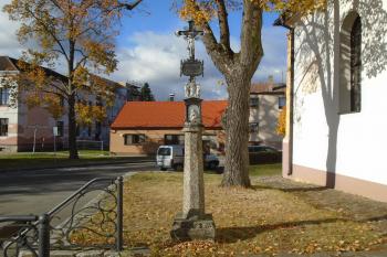křížek u vstupu na jižní straně kostela (© Jaroslav Špiroch  10/2021)