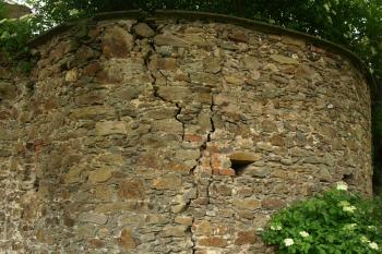 půlkruhová bašta ( © Milan Caha 07/2009)