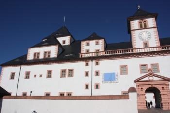 Západní část jižního průčelí hlavní zámecké budovy ( © Ivan Grisa 10/2011)